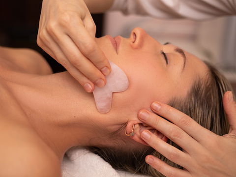 Gua Sha Stein: Kann man Falten wegmassieren?