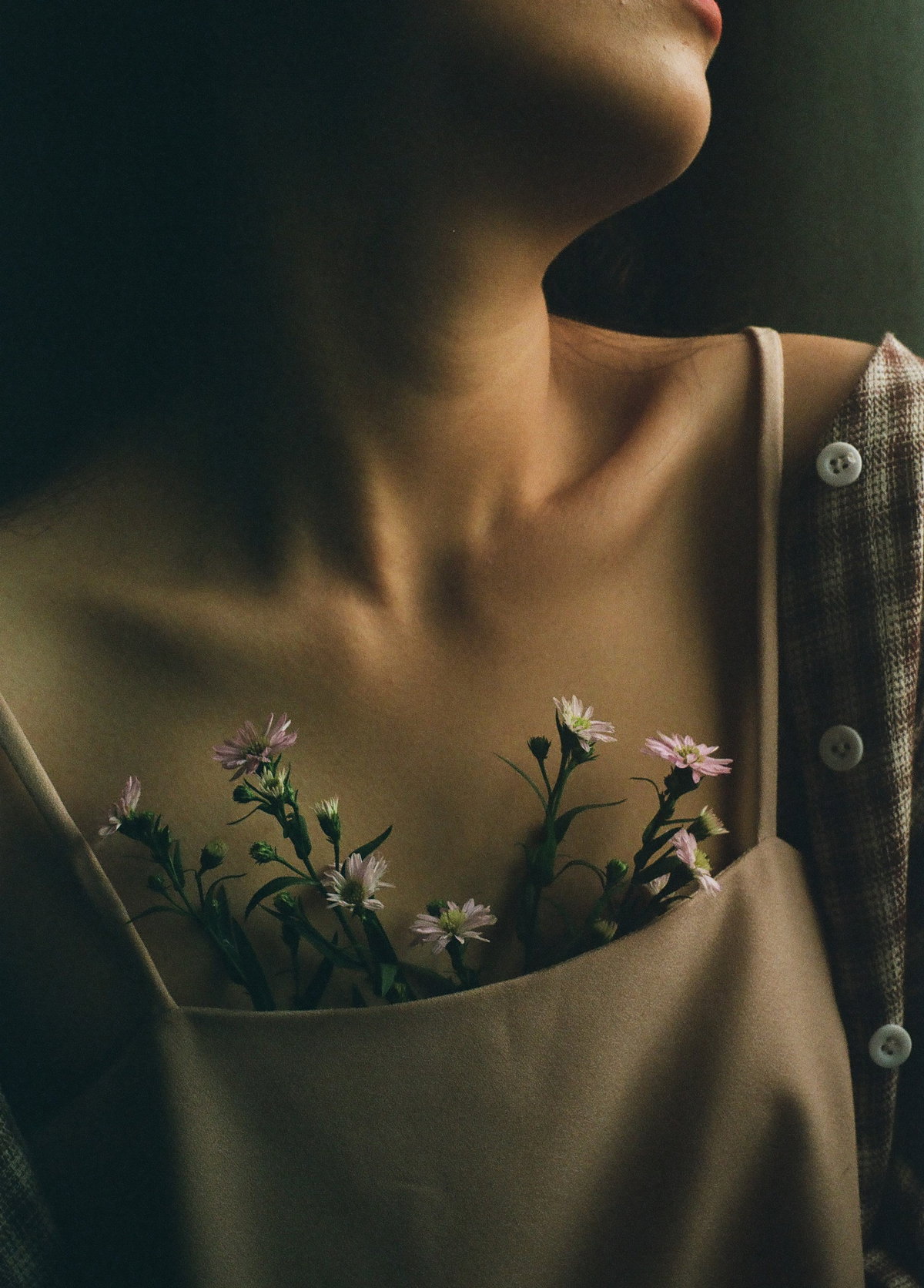 Blumen sprießen aus Dekolettee bei Frau