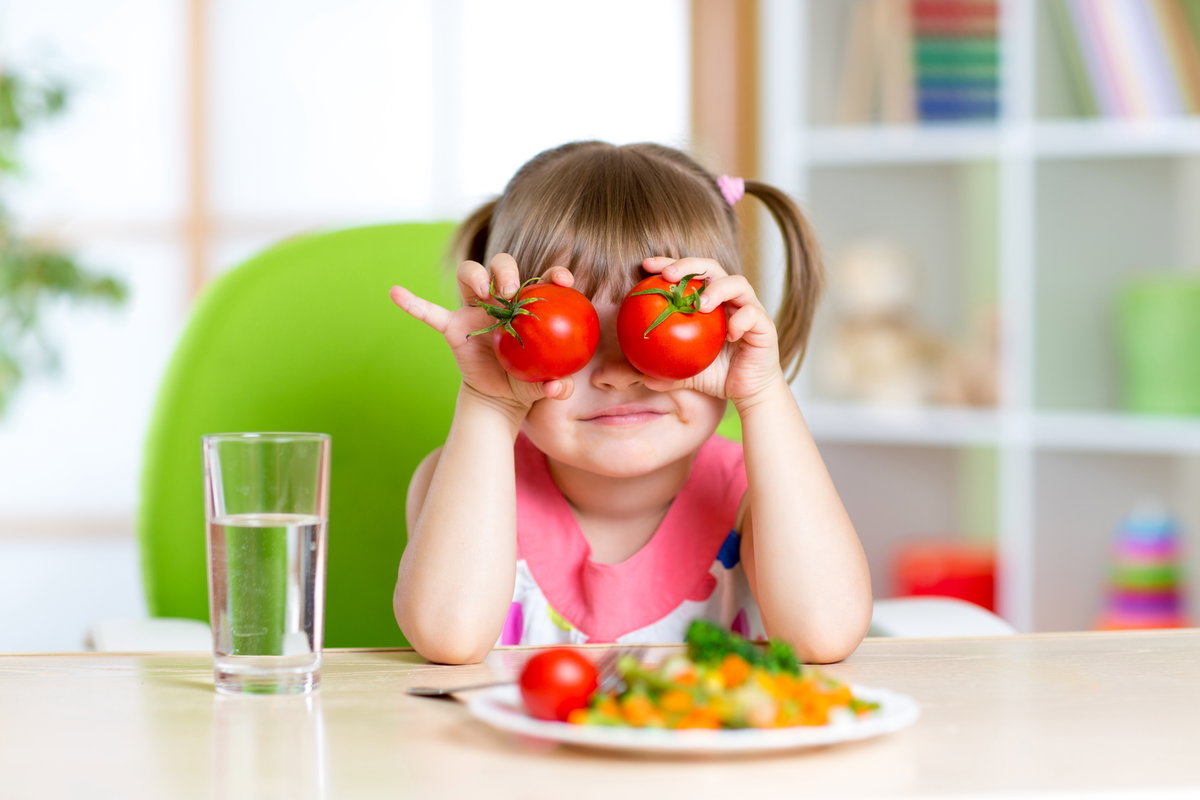Kind mit Tomaten