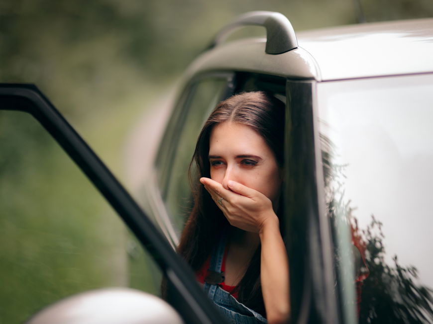 Frau wird übel im Auto