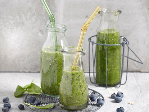 Gesunder grüner Smoothie mit Haferflocken