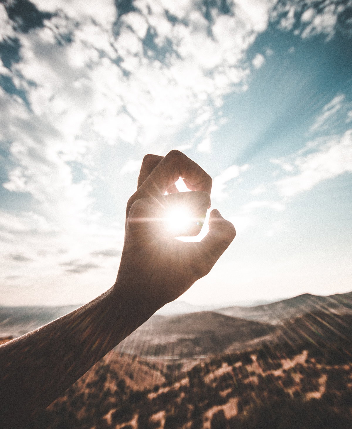 Sonne mit den Händen eingefangen