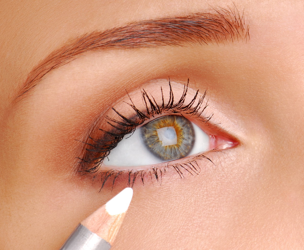 Weißer Kajal am Auge