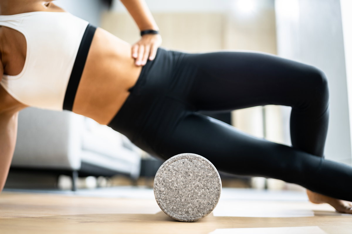 Die Faszienmassage mit speziellen Rollen oder Bällen übt Druck auf das Fasziengewebe aus.