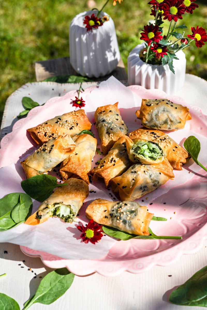 Kleine Börek mit Schwarzkümmel und Spinat