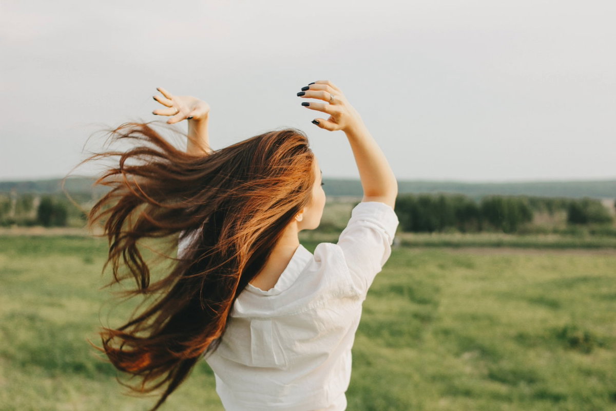 Frau mit langen Haaren