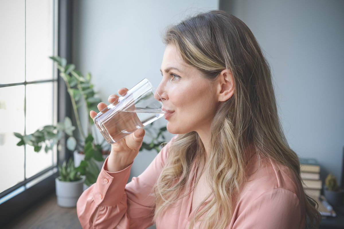 Frau trinkt Wasser