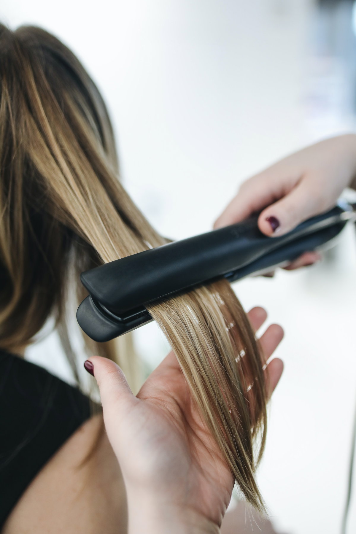 Frau werden Haare geglättet