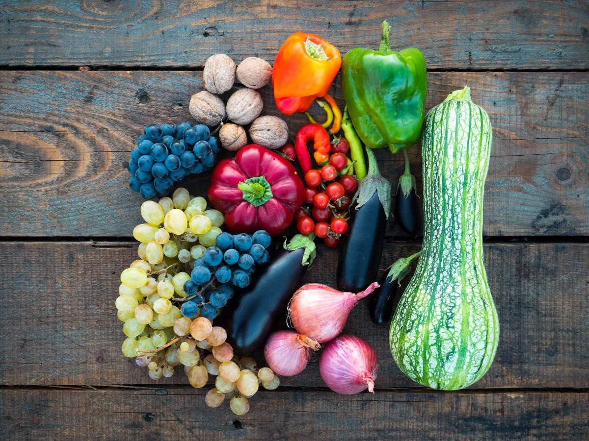 Gemüse, Obst und Nüsse auf Holzbrett