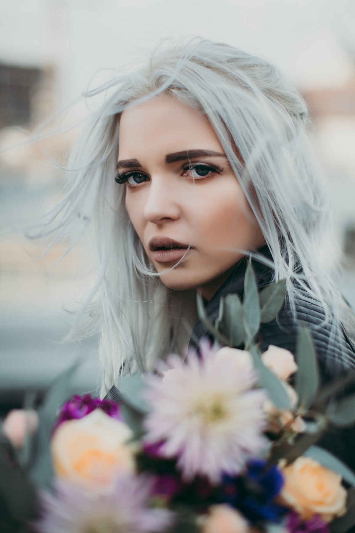junges Mädchen mit grauen Haaren
