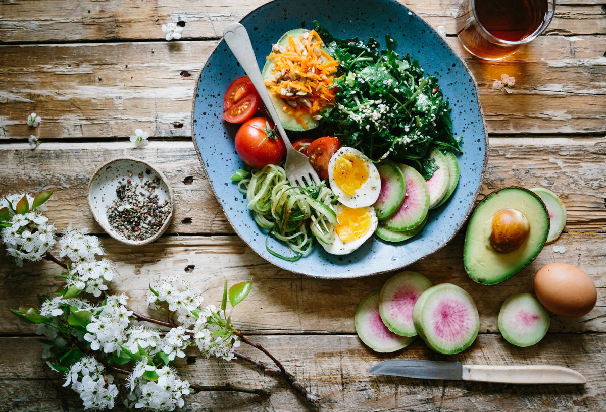 Gesunder Salat mit frischem Gemüse und Ei