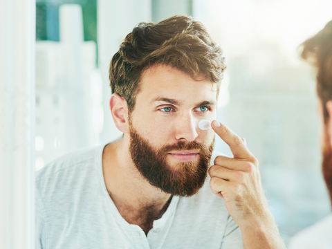 Männerpflege: Auf diese 4 Naturkosmetikprodukte schwört die Redaktion
