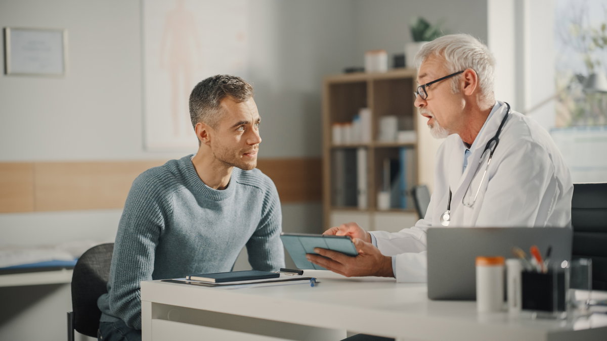 Mann wird beim Urologen beraten