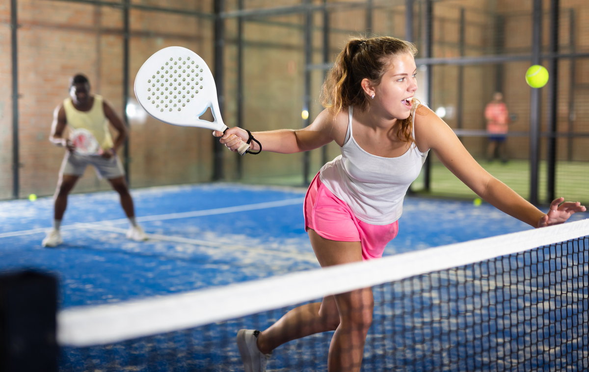 Frau spielt Padel