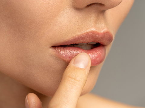 Pickel an der Lippe oder Herpes: Unterschied & 5 Hausmittel, die jetzt helfen