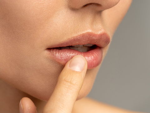 Pickel an der Lippe oder Herpes: Unterschied & 5 Hausmittel, die jetzt helfen