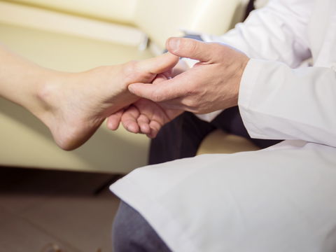 Rollnägel behandeln: Die besten Tipps gegen verformte Zehnägel