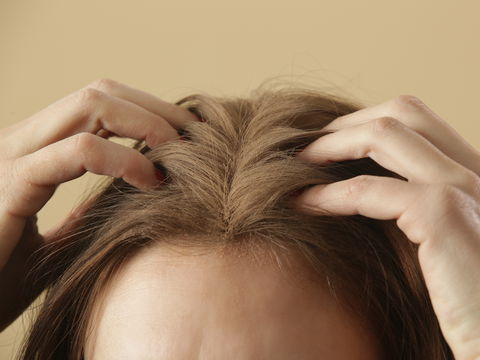 Bestes Trockenshampoo: 6 Produkte, die keine weißen Rückstände hinterlassen