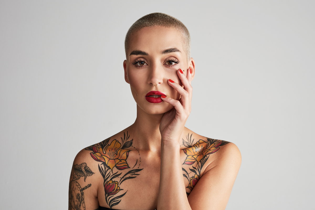 Frau mit Buzz Cut