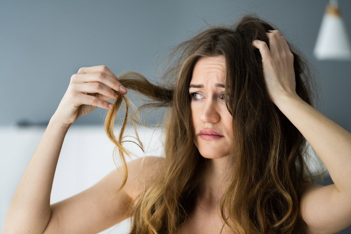 Frau begutachtet Haare