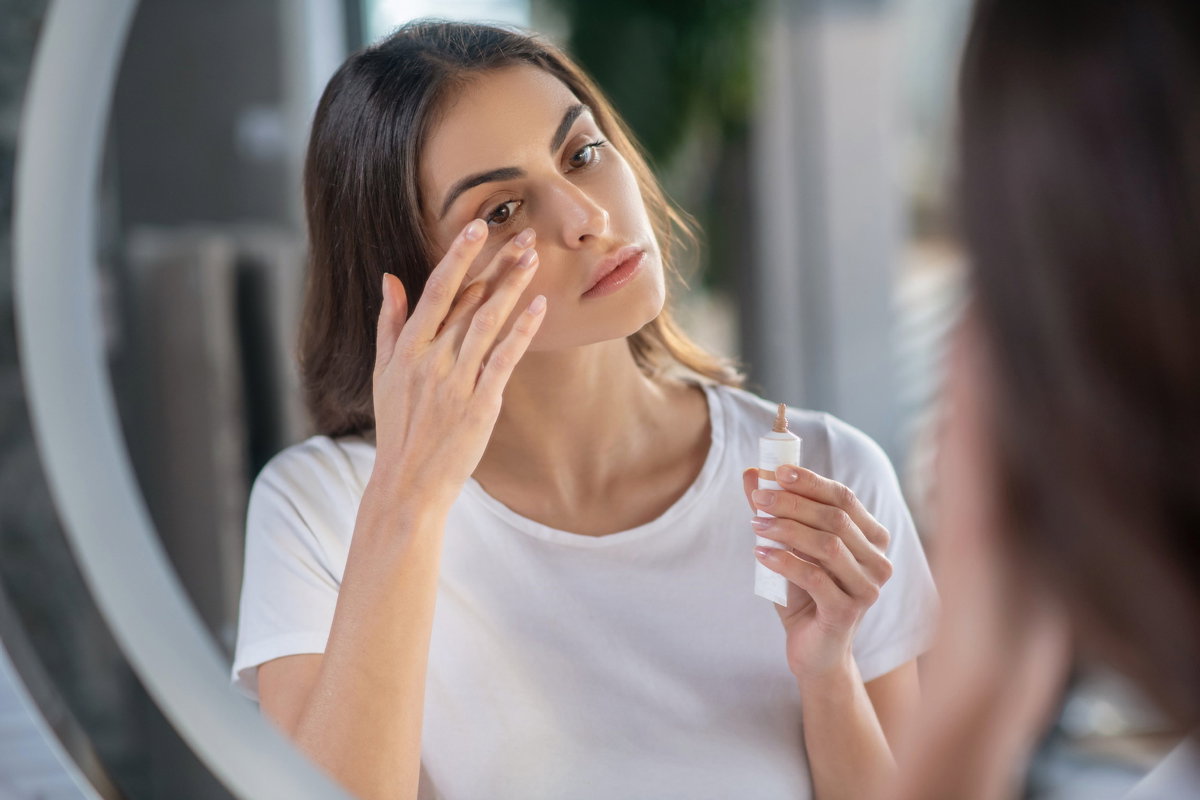 Frau verwendet Concealer