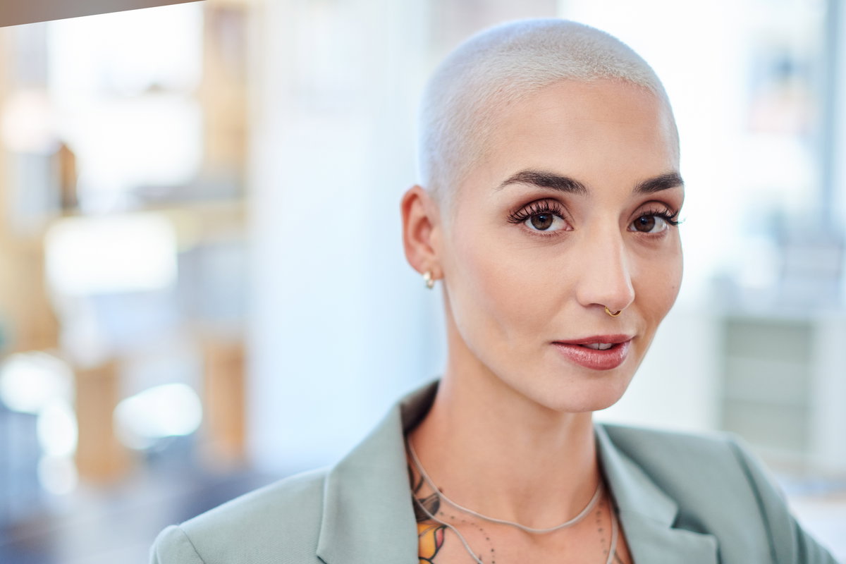Frau mit Buzz Cut
