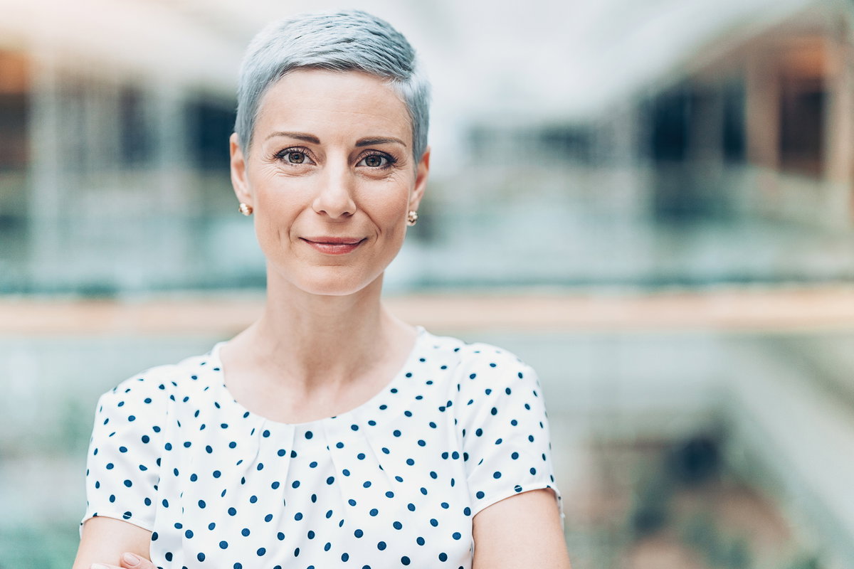 Frau mit Pixie Cut