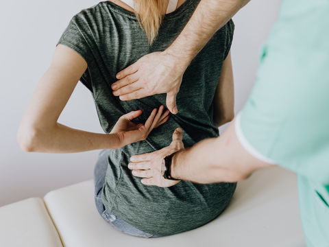Lebensgefahr! Diese 3 Symptome eines Rückenmarkinfarktes sollten Sie kennen