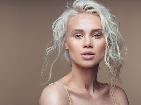 Granny Hair: 4 Tipps, die Haare grau zu färben 