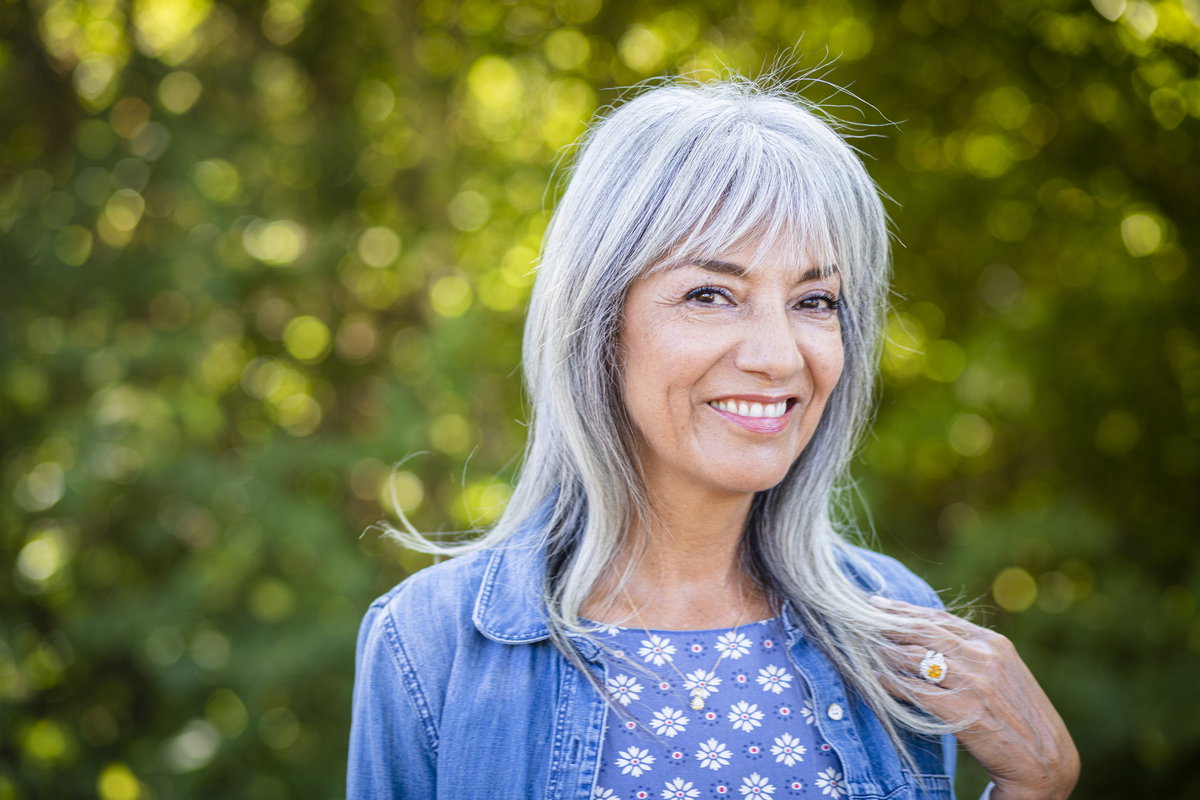 Grauhaarige Frau