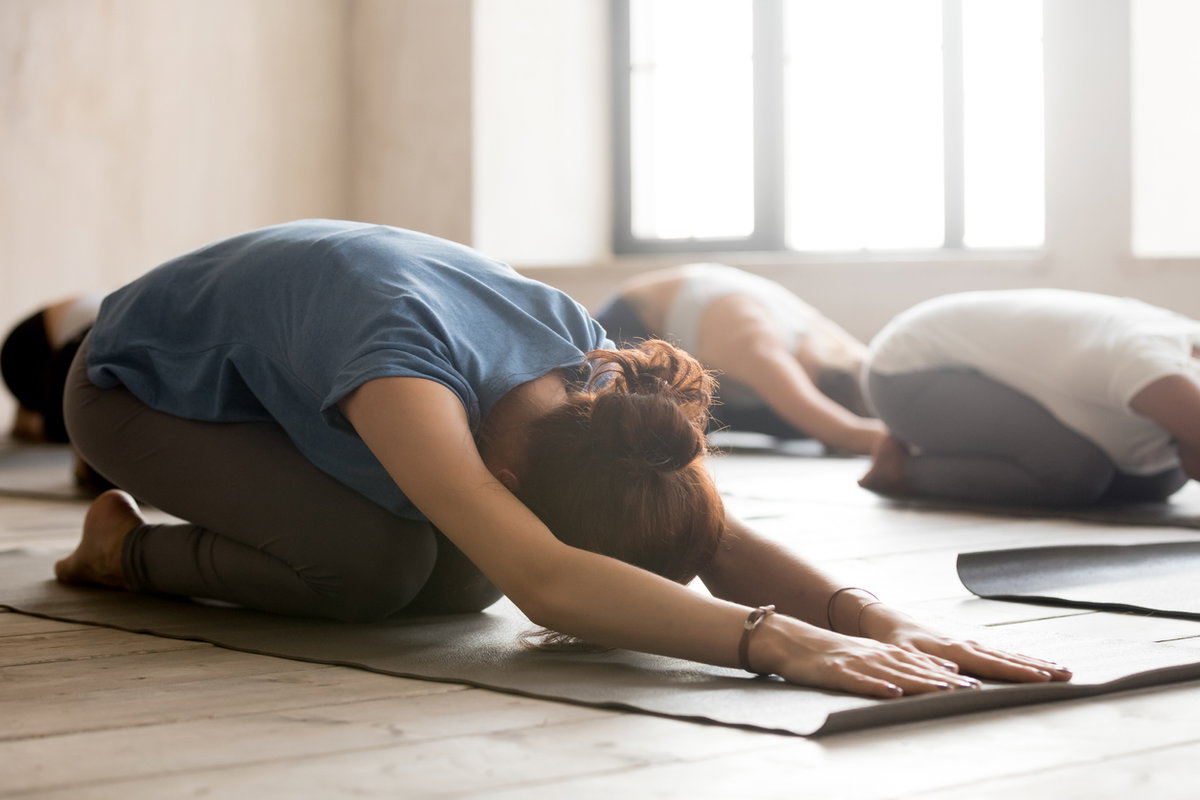Frauen machen Yoga-Übungen