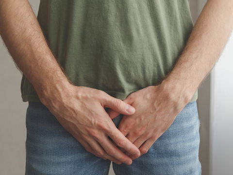 Hodenkrebs vorbeugen: So tasten Sie Ihre Hoden richtig ab