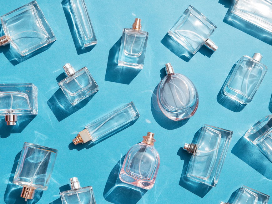 klare, reine Parfums in Flakons auf blauem Untergrund