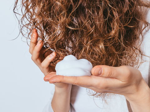 Dünne Haare: SOFORT mehr Volumen mit diesen Bio-Schaumfestigern
