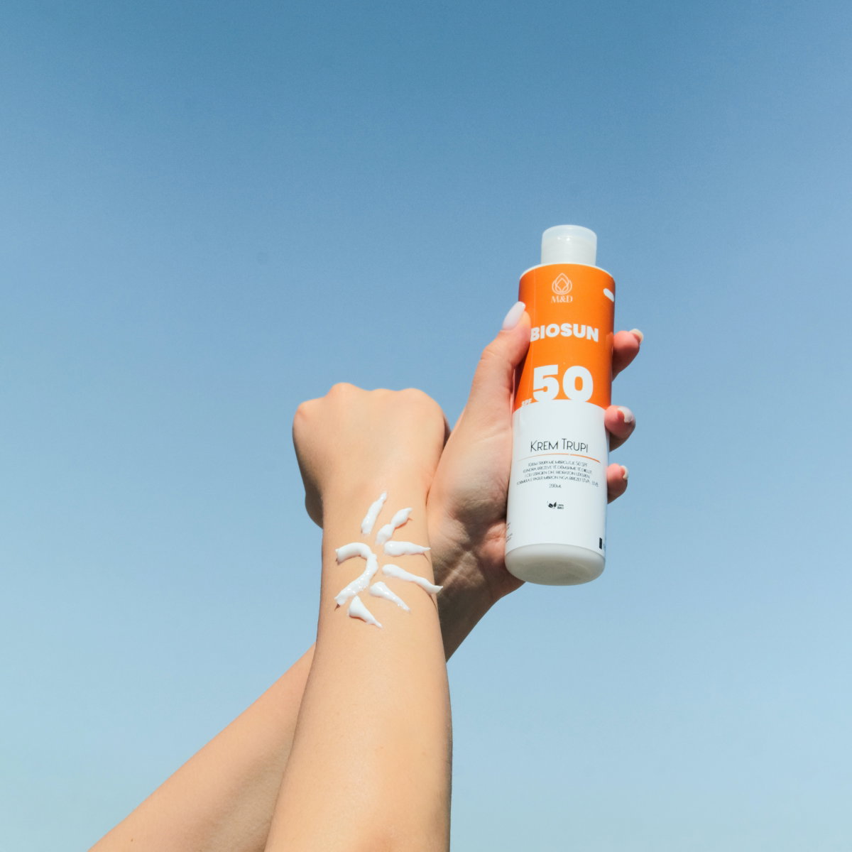 Sonnencreme auf einem Arm