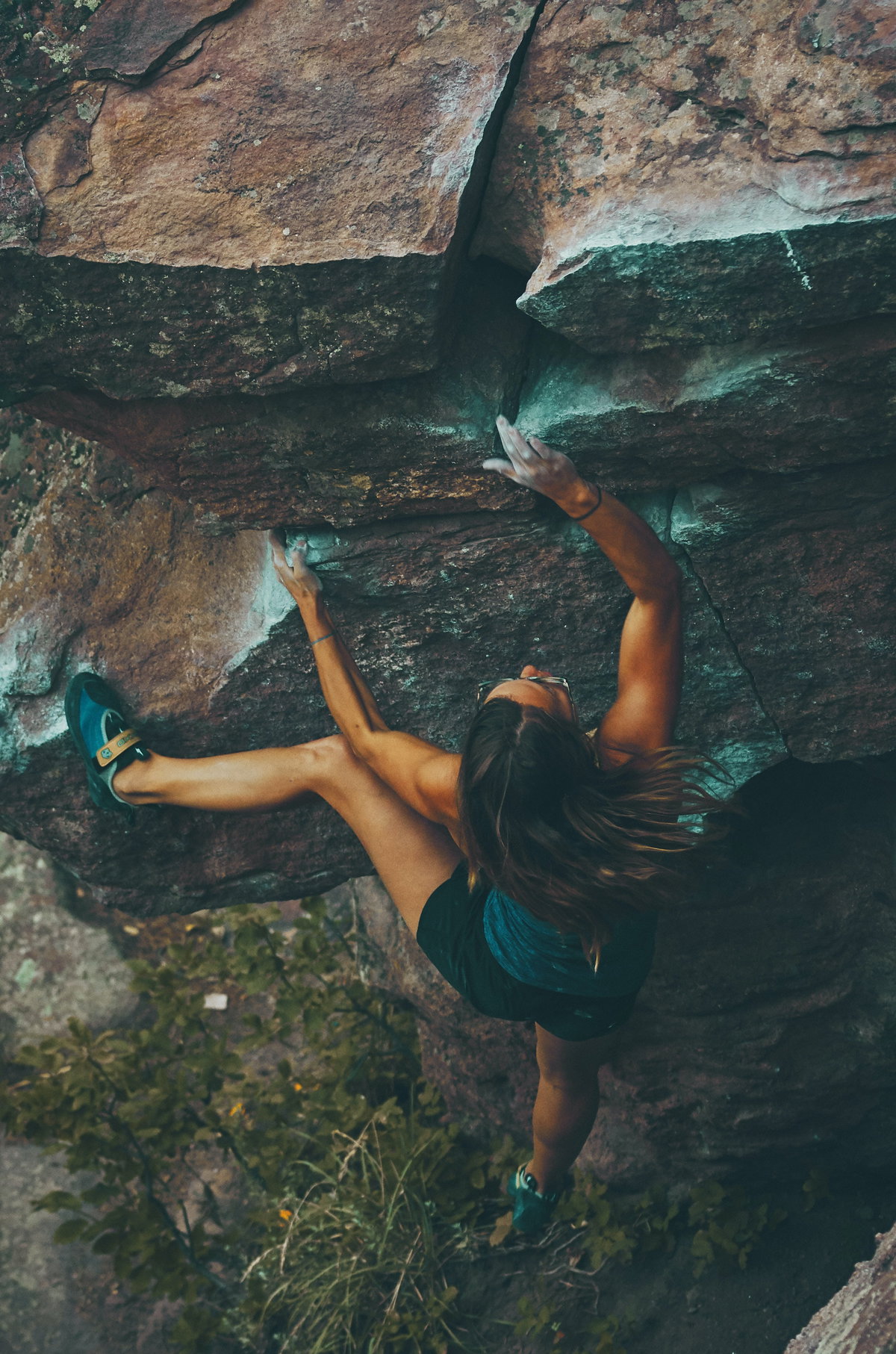 Frau beim Bouldern