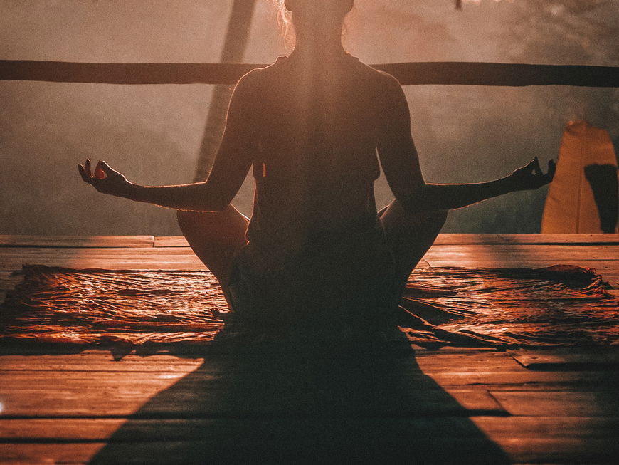 Frau in Yogapose im Sommer