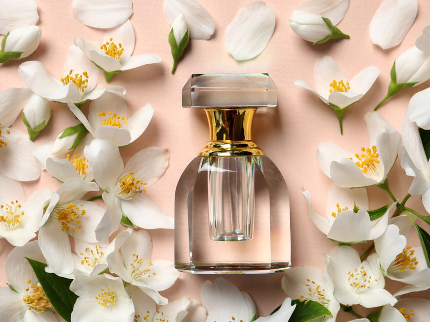 Flakon auf Bett aus Jasminblüten