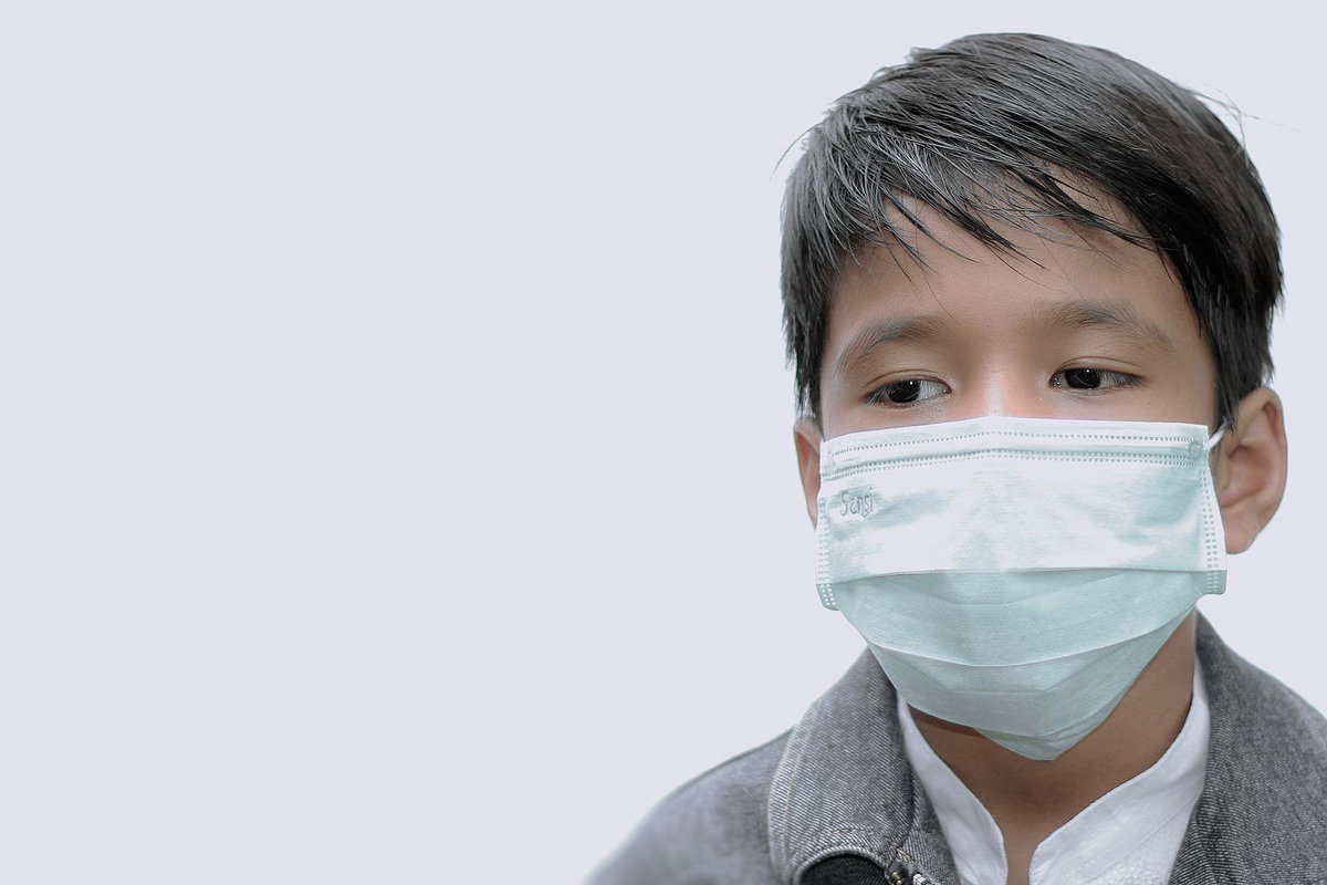 Kind mit Maske