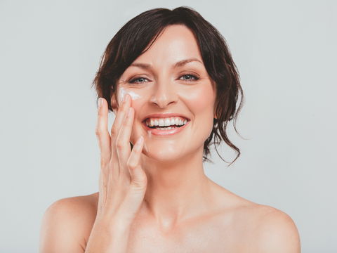 Beste Feuchtigkeitscreme für reife Haut: Diese Drogerie-Cremes werden Sie lieben