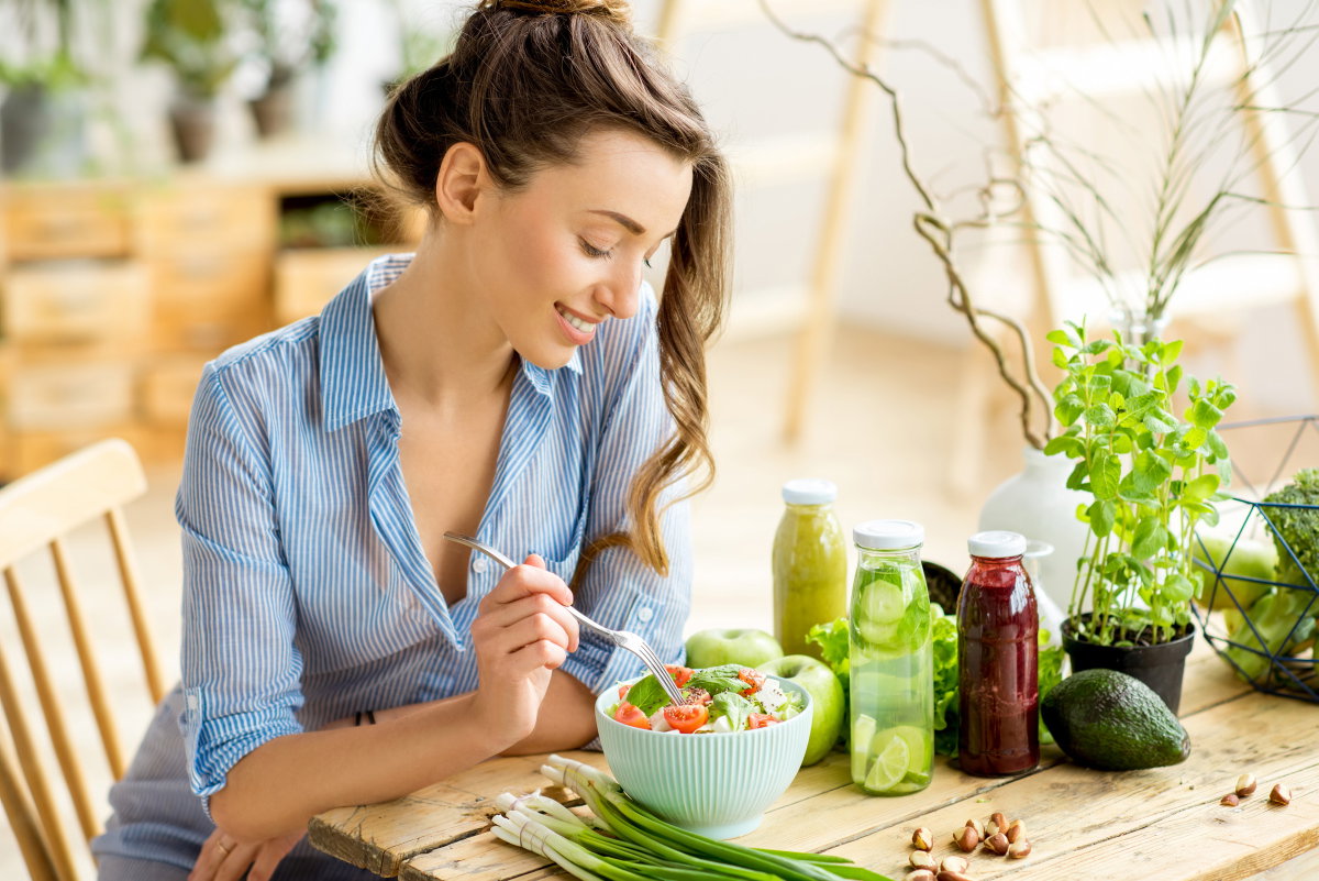 Frau isst gesund