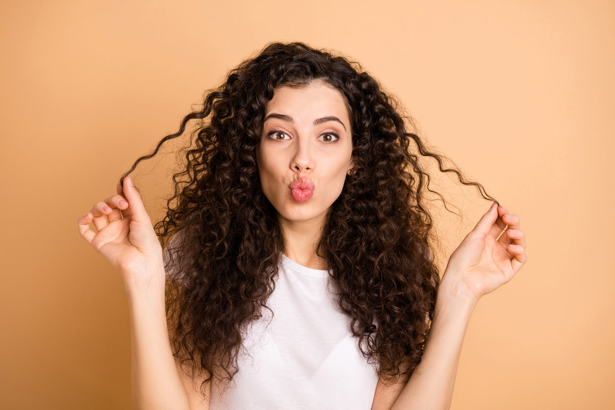 Frau mit Locken