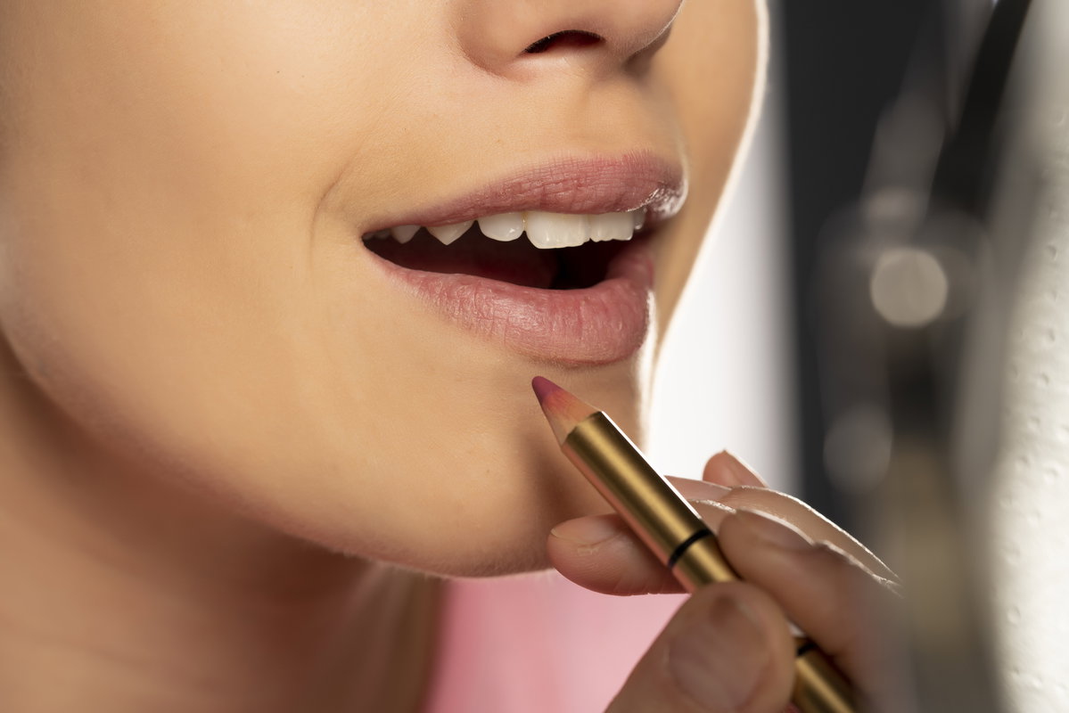 Frau benutzt Lipliner