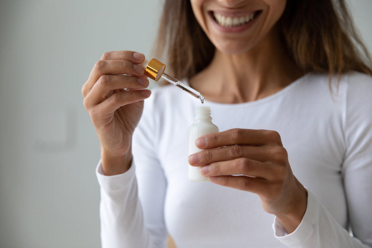 Frau benutzt Serum