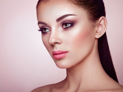 Highlighter auftragen: 4 Tipps für einen tollen Teint