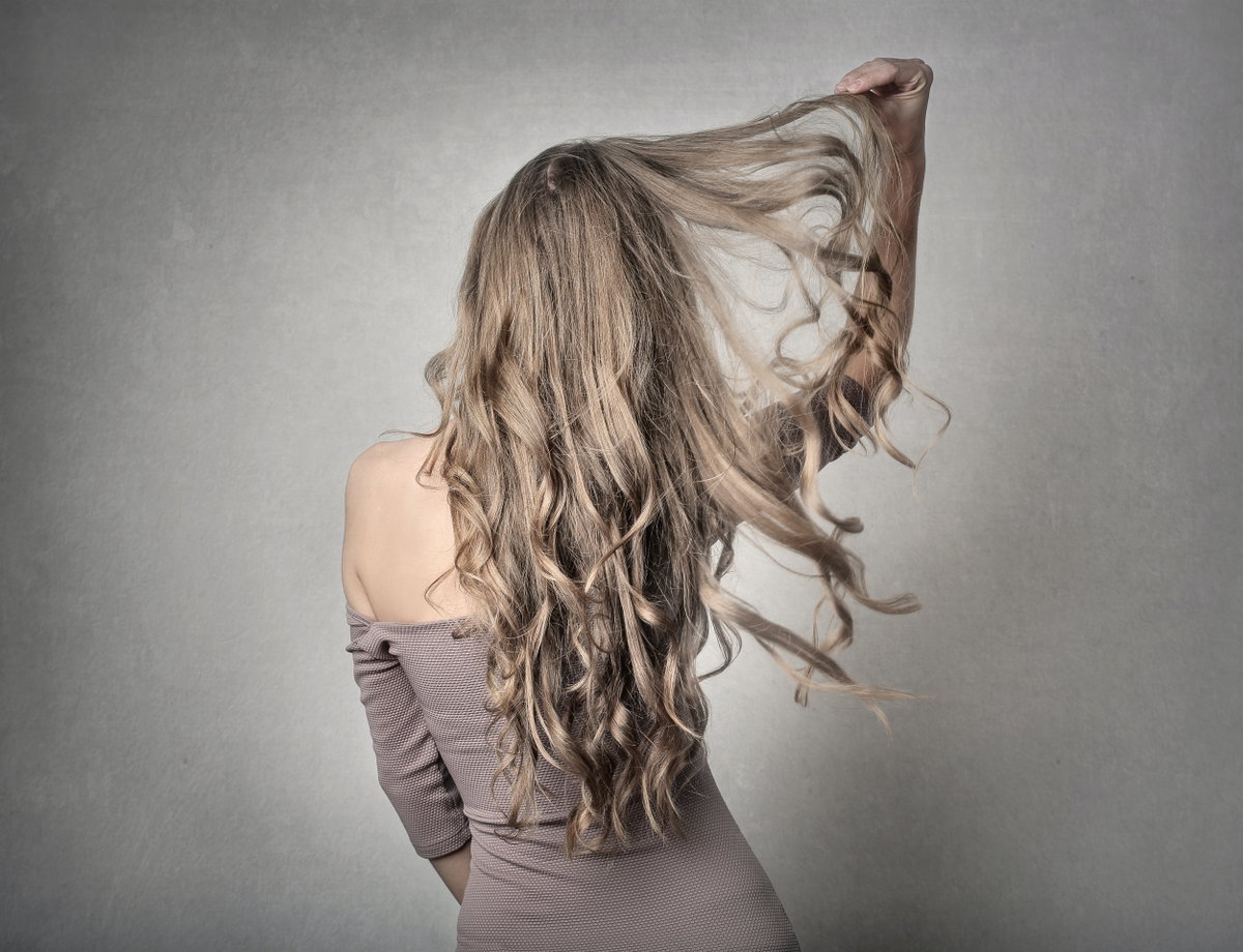 Frau mit langen Haaren
