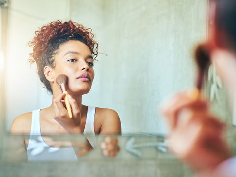 Bronzer auftragen: 3 Tipps, damit es natürlich aussieht