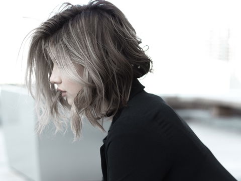 Silberne Haare färben: 4 beste Produkte für den Granny-Look