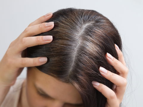 Graue Haare abdecken ohne zu färben: So geht's!