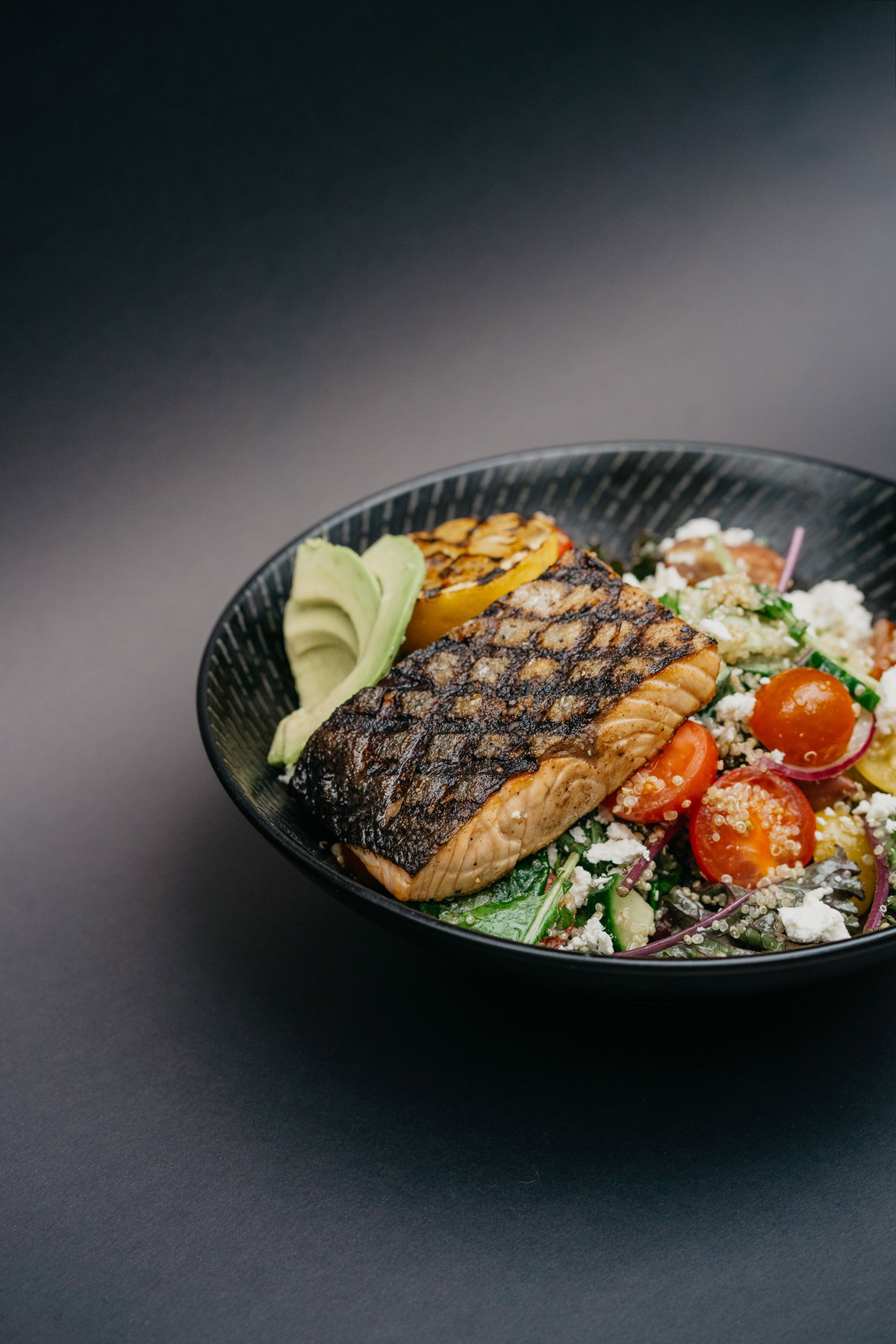 Schale mit grgrilltem Lachs und Gemüse